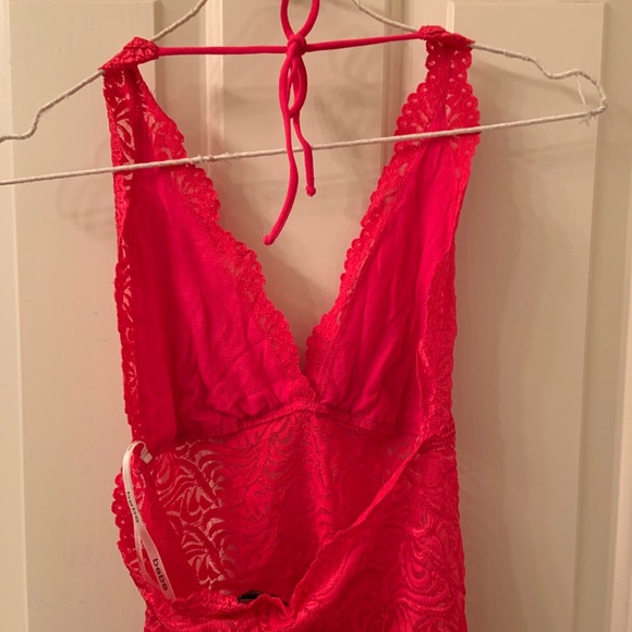 STUNNING HOT PINK HALTER TOP💘💘 - Picture 2 of 2